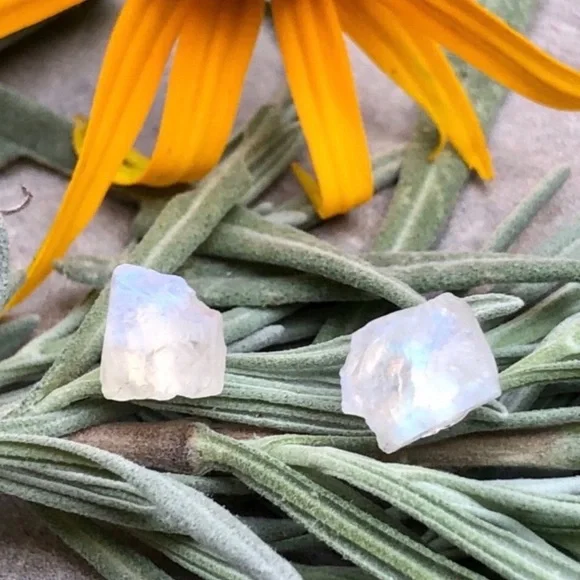 🆕 New Raw Rainbow Moonstone Crystal Stud Gemstone Earrings - Picture 4 of 8